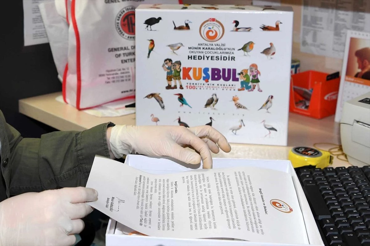 Antalya\'da çocuklar evde kalıp kitap okuyarak hediye kazandı
