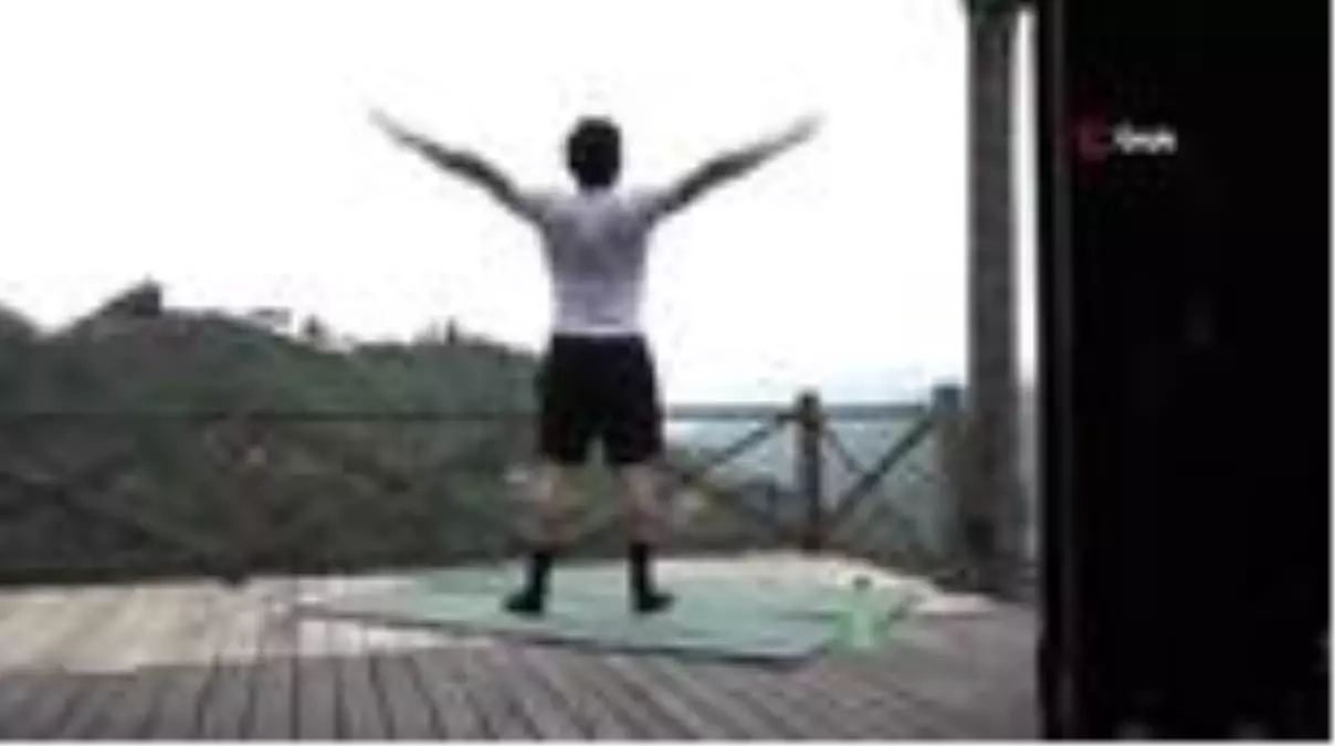 Avrasya üniversitesi öğrencisi, evde kalanlar için egzersiz hareketleri videosu çekti