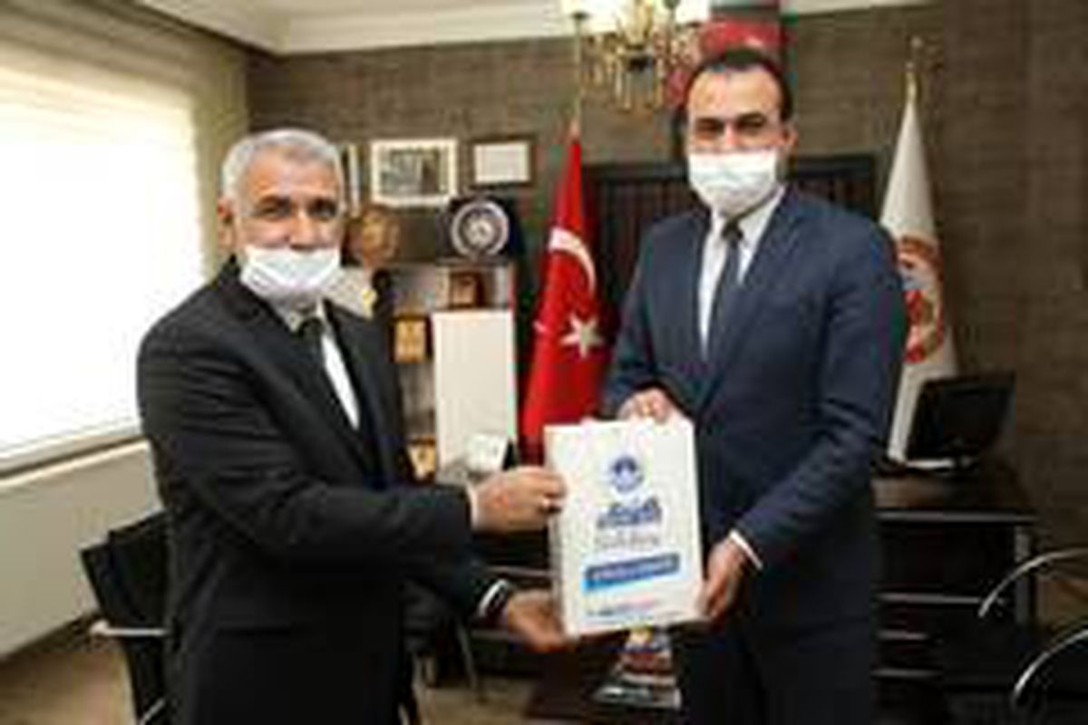 Başkan Güder\'den berberlere maske desteği