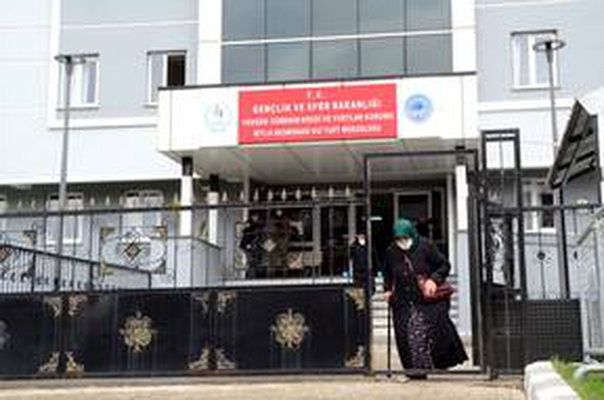 Bitlis\'te karantina süresi dolan 187 kişi memleketlerine uğurlandı
