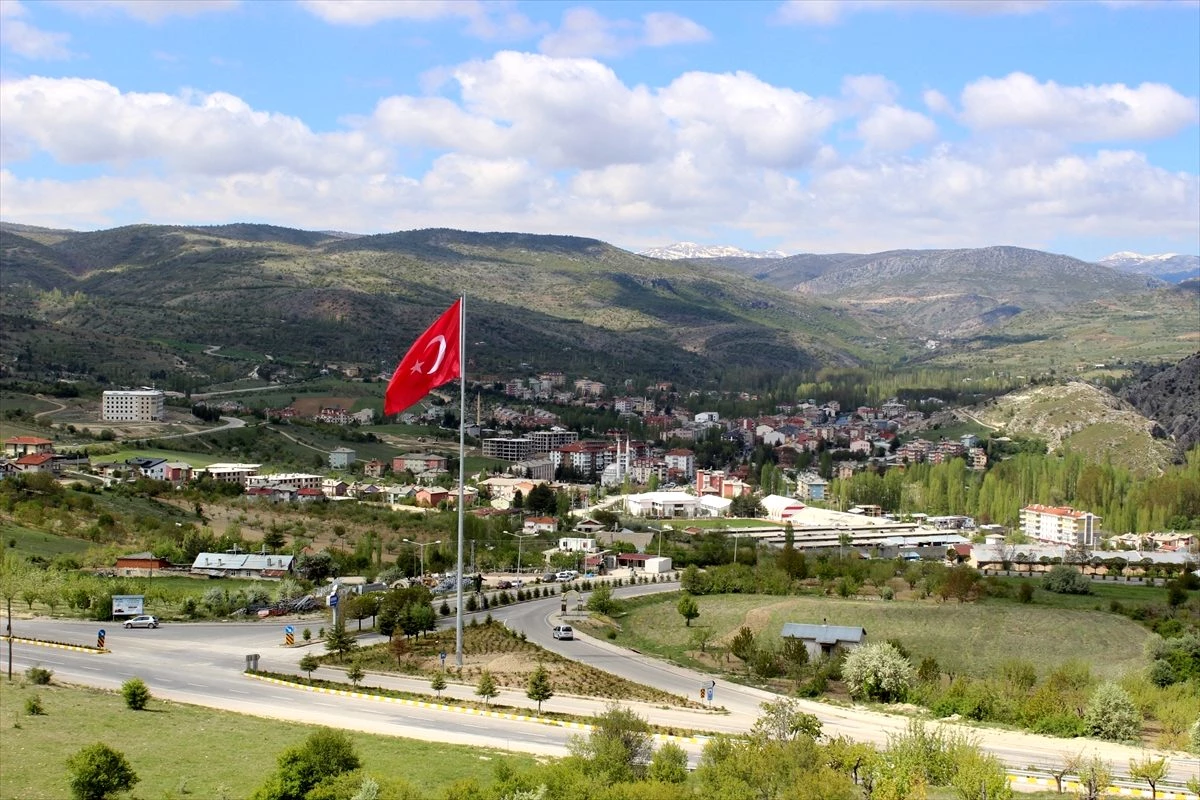 Bozkır\'ın üzerinde dev Türk bayrağı dalgalanıyor