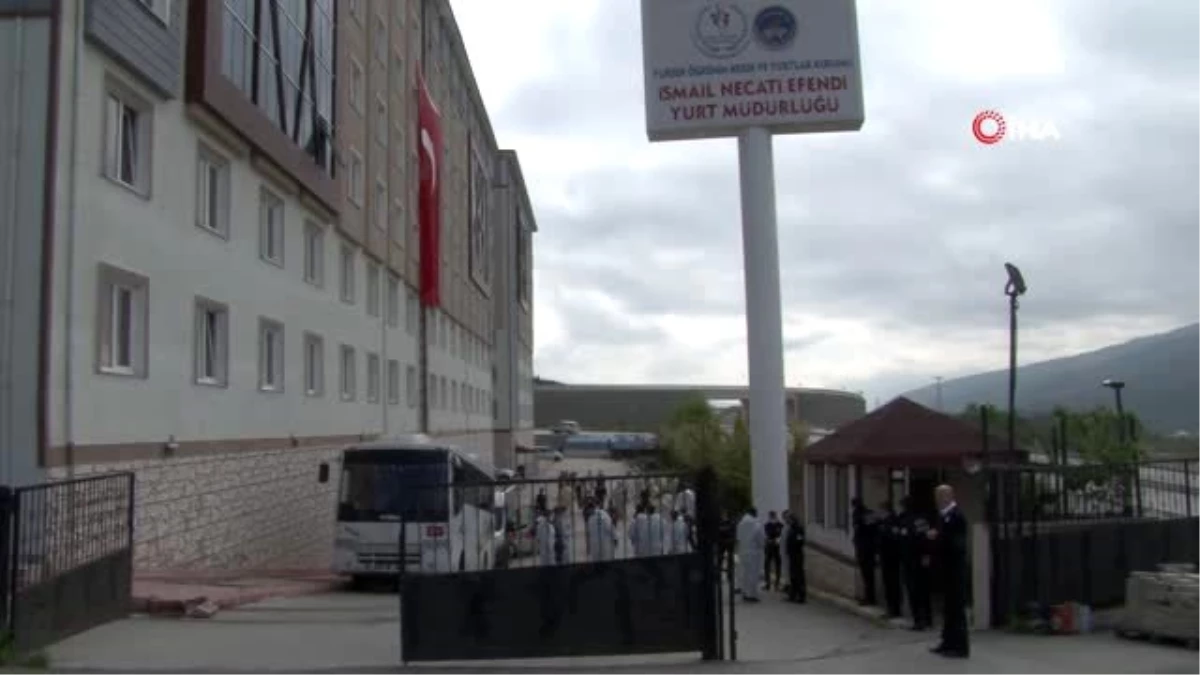 Çekya\'dan getirilerek karantinaya alınan 106 öğrenci alkışlarla ailelerine uğurlandı