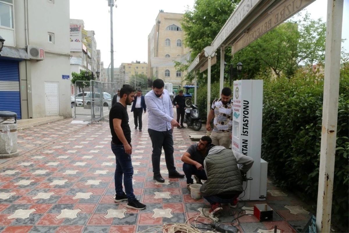 Cizre Belediyesi 16 noktaya dezenfektan cihazı yerleştirdi