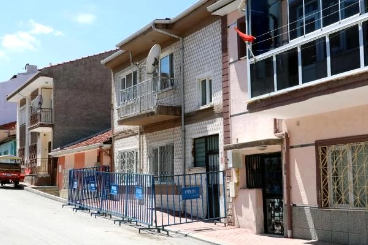 Eskişehir\'de, 3 kişide koronavirüs tespit edilen apartmanda 15 kişiye karantina