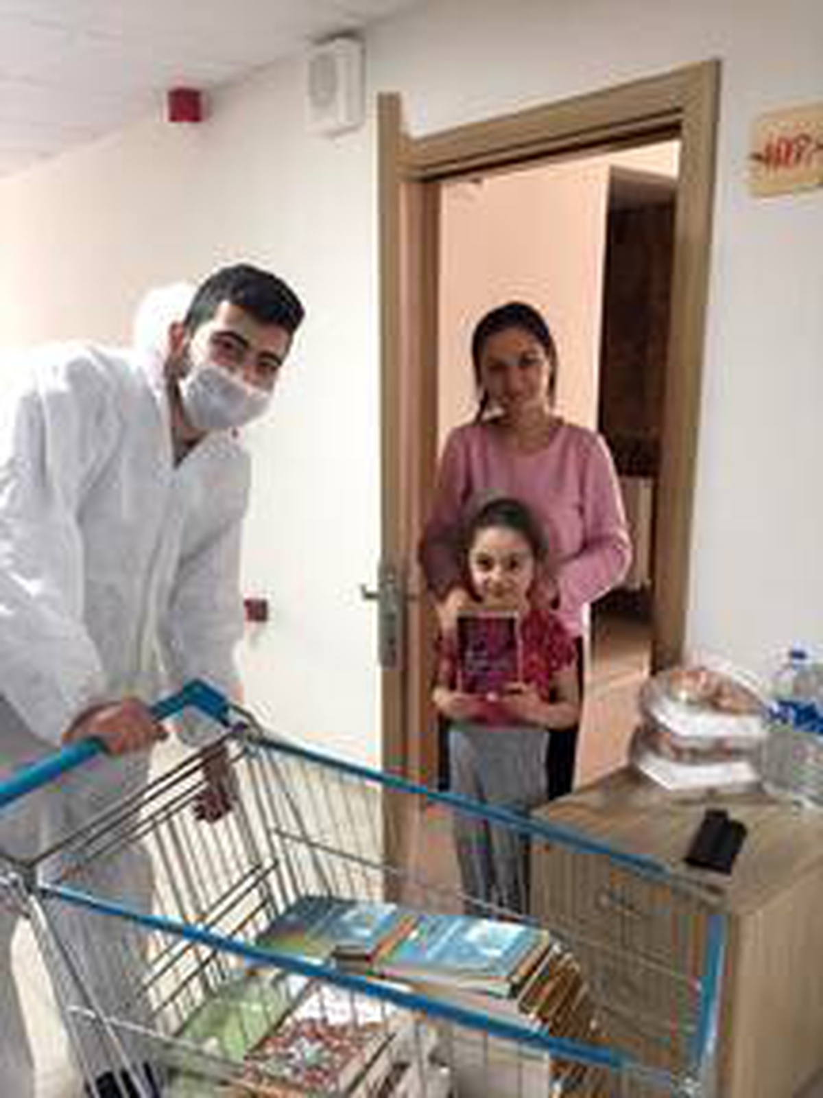Gençlik ve Spor Bakanı Kasapoğlu Ukrayna\'dan getirilen vatandaşlara kitap ve mektup gönderdi