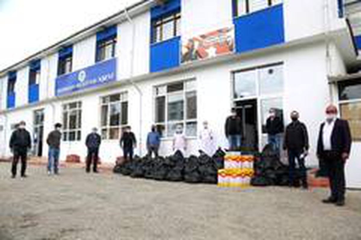 İkramiyeleri ile aldıkları gıda paketlerini ihtiyaç sahiplerine dağıttılar