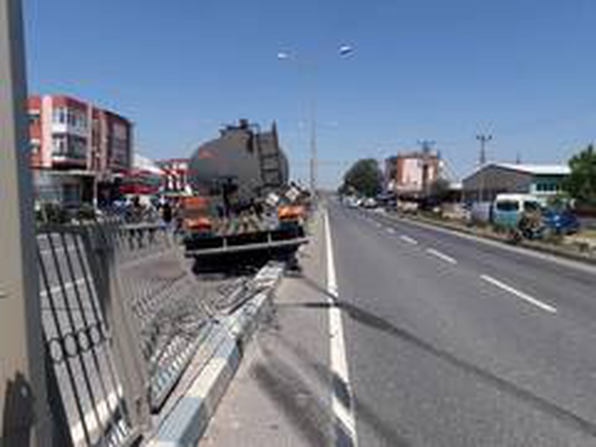 İzmir\'de zift yüklü kamyon ile otomobil çarpıştı: 2 yaralı
