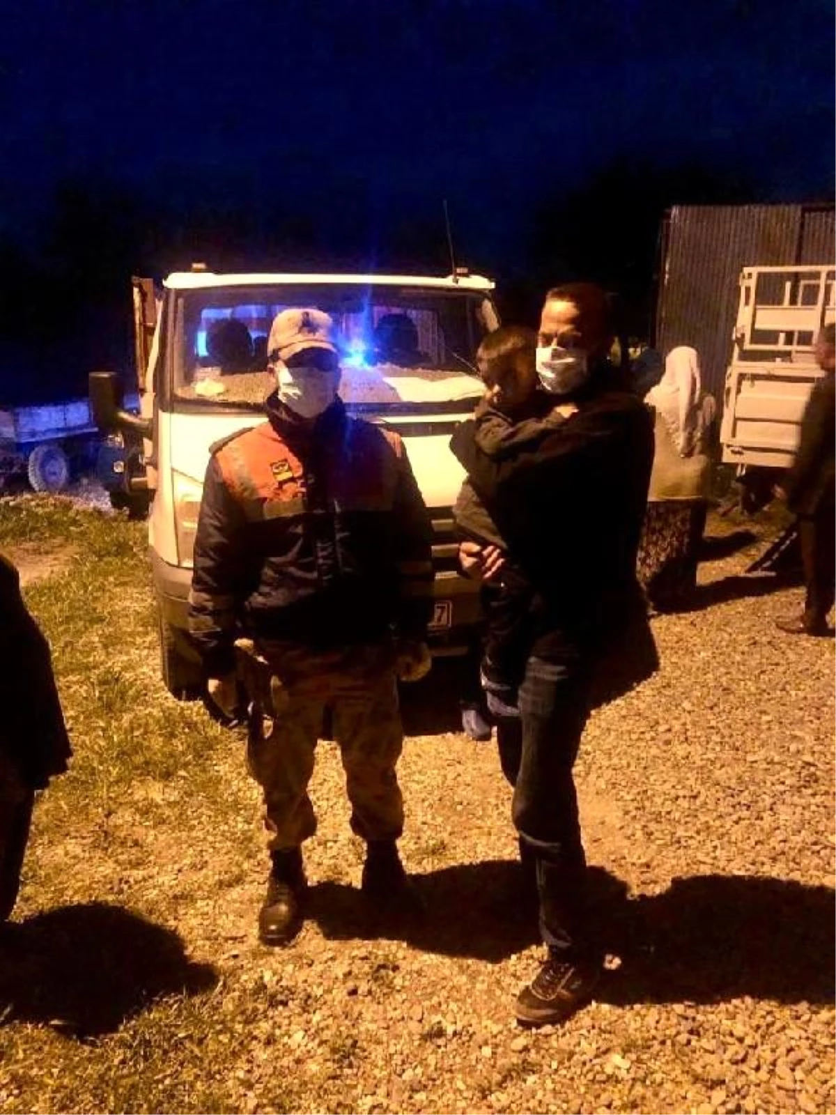 Jandarma, kayıp Berat\'ı evinin yakınında uyurken buldu