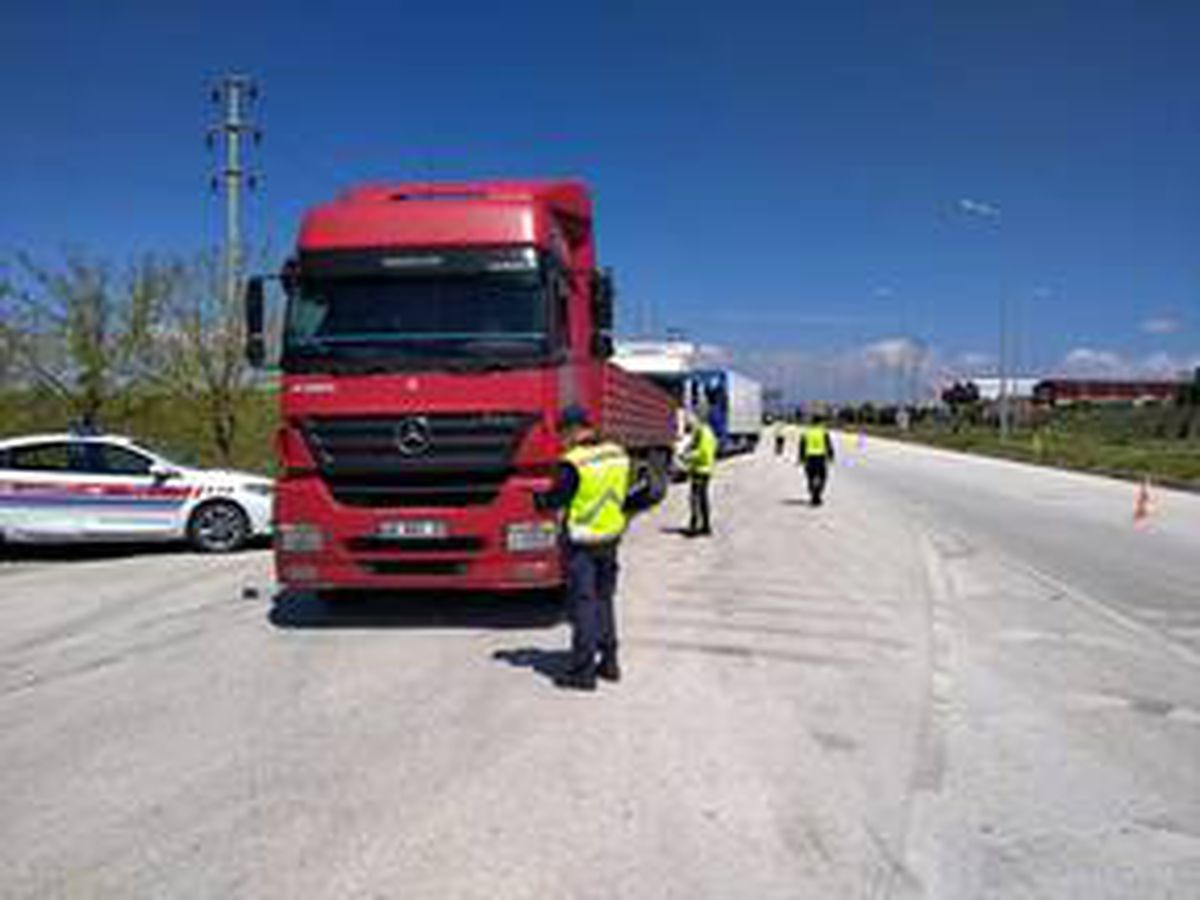 Jandarma ve polis trafik ekipleri sürücülerin Trafik Haftası\'nı kutladı