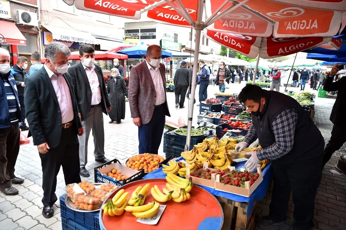 Karantinaya alınan mahallenin pazar alışverişini belediye ekipleri yaptı