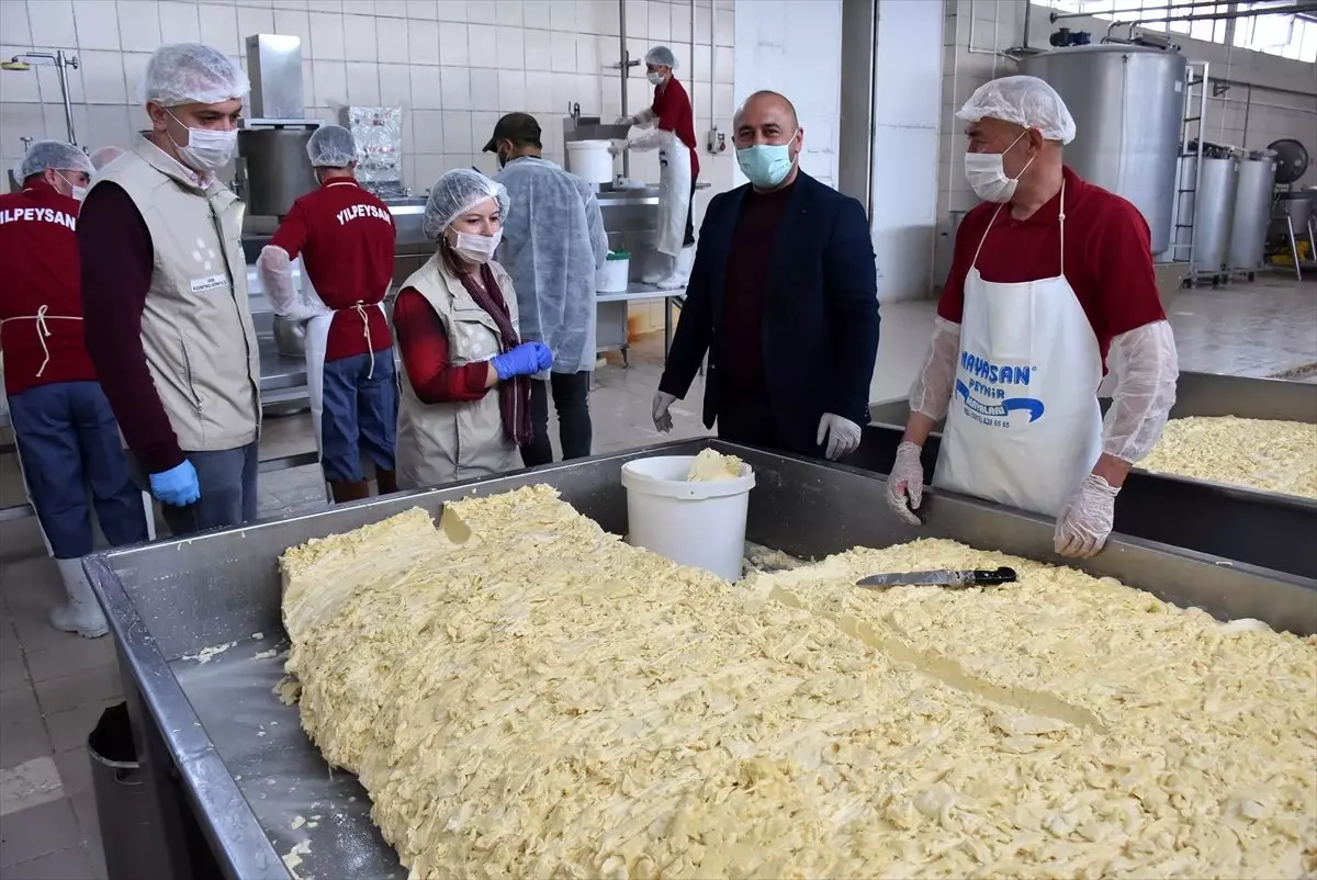 Karslı üreticiler, salgın günlerinde coğrafi işaretli Kars kaşarı siparişlerini yetiştiremiyor