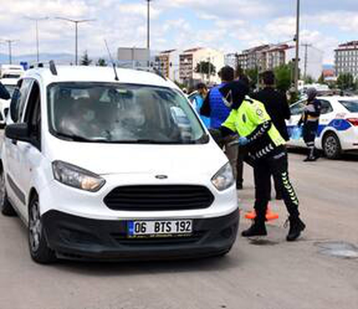 Kırıkkale\'deki yol kontrolünde sürücü ve yolculara maske dağıtıldı