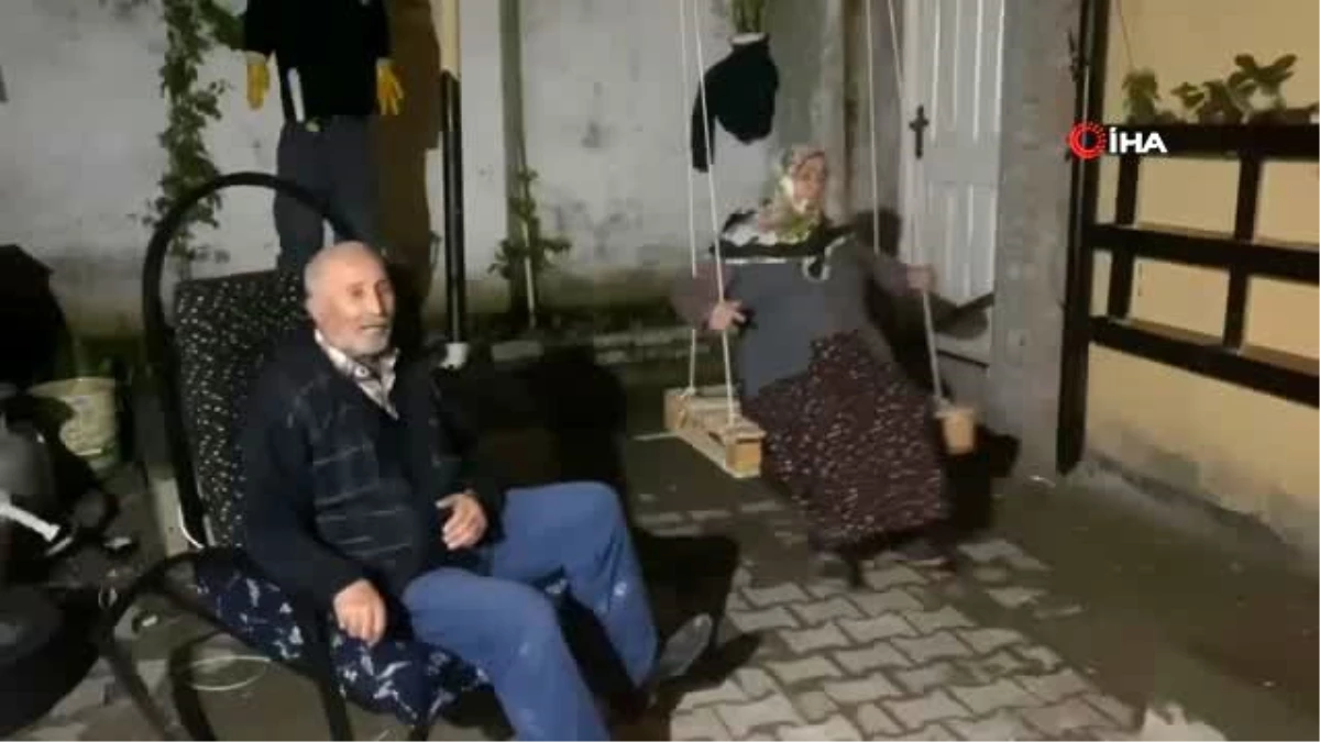 Korona virüs nedeniyle evde kalan yaşlı çiftin salıncaklı türkülü eğlencesi