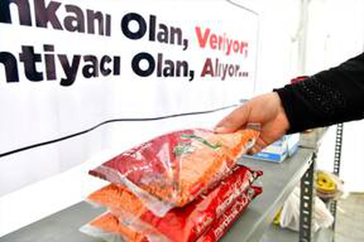 Mamak\'ta yardımseverlerle ihtiyaç sahiplerini buluşturan çarşı kuruldu