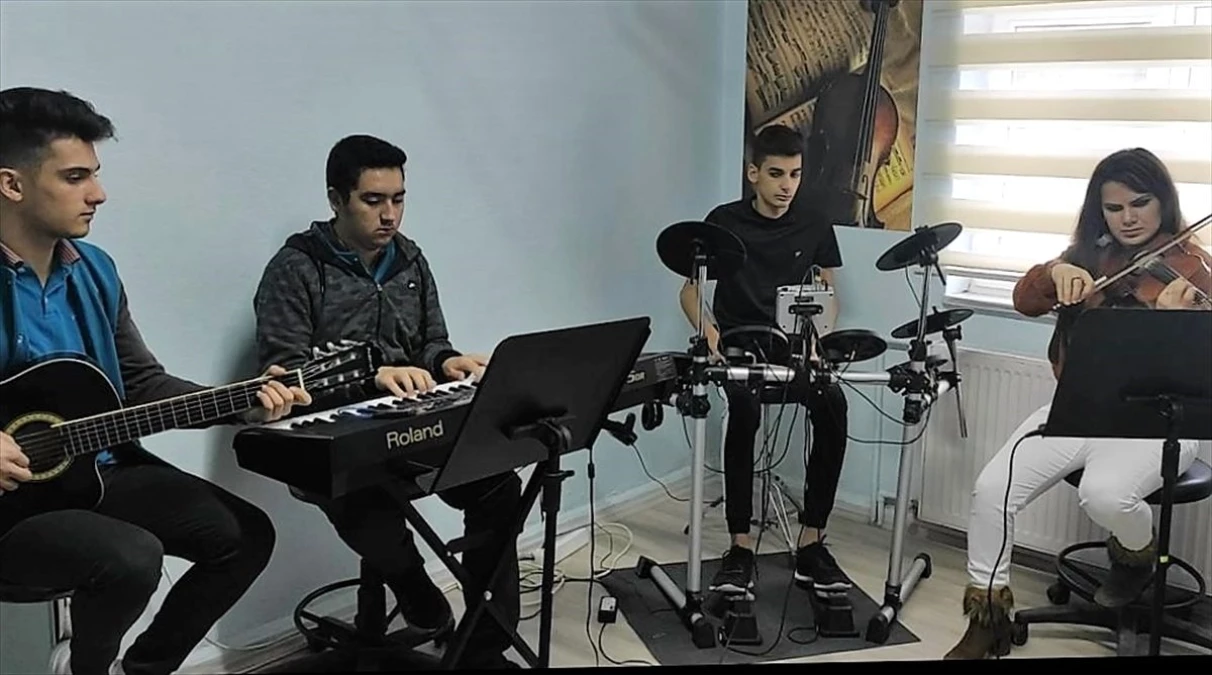 Manyaslı öğrenciler Kovid-19\'a karşı "Umuda Türkiye" şarkısını besteledi