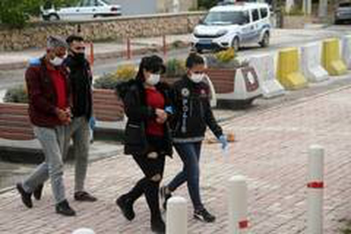 Otomobilde poşet poşet uyuşturucu ele geçirildi