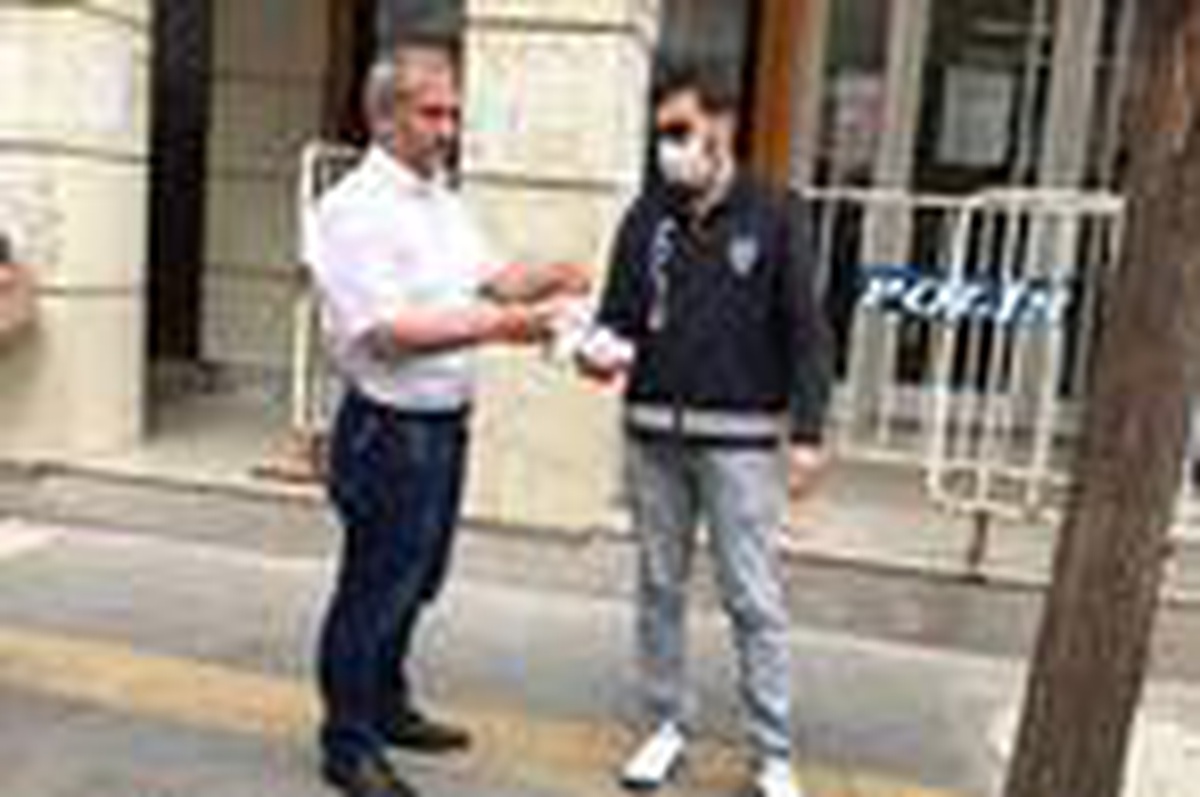 Polislerden vatandaşlara maske dağıtımı yapılıyor