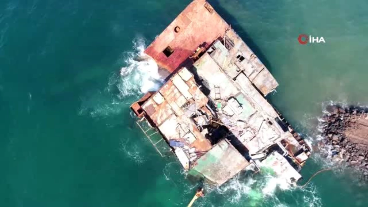 Şile\'de karaya oturan gemi 17 ay sonra parçalanarak denizden çıkartılıyor