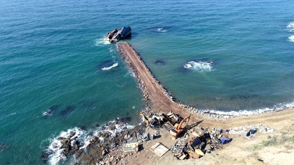 Şile\'de karaya oturan gemi parçalanarak karaya çıkartılıyor