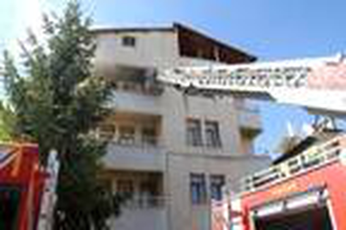 Yangın çıkan apartman tahliye edildi, sosyal mesafe unutuldu