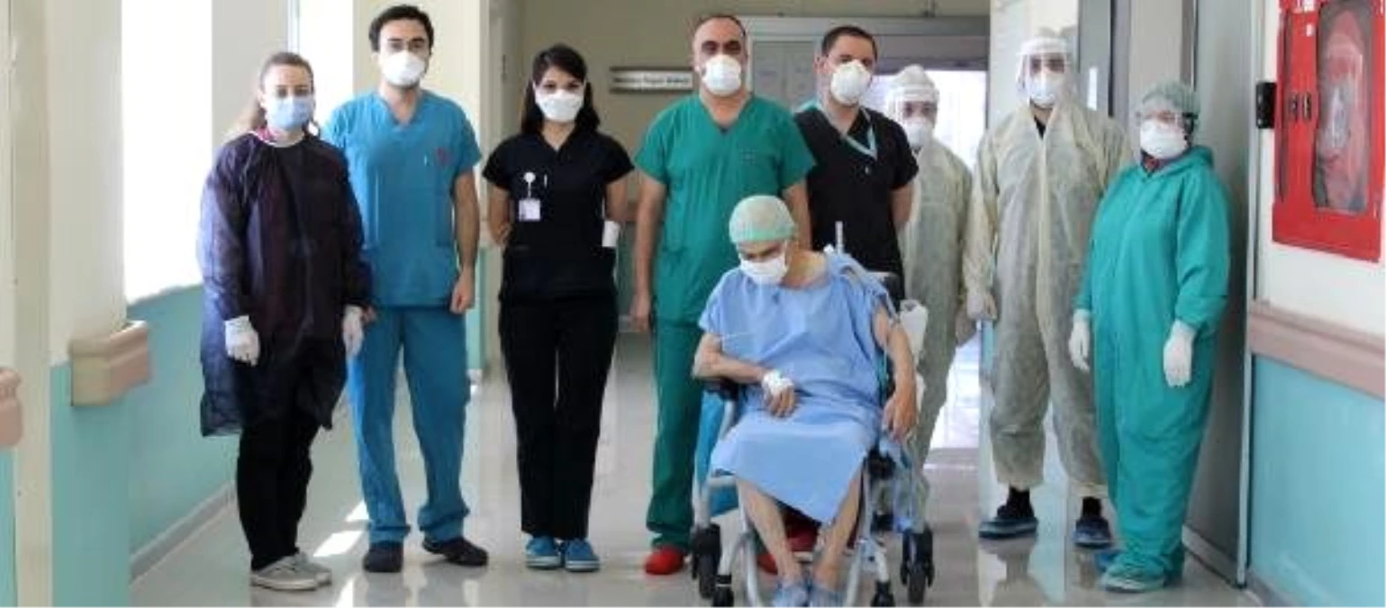 80 yaşındaki koronavirüs hastası, 29 gün sonra yoğun bakımdan çıktı