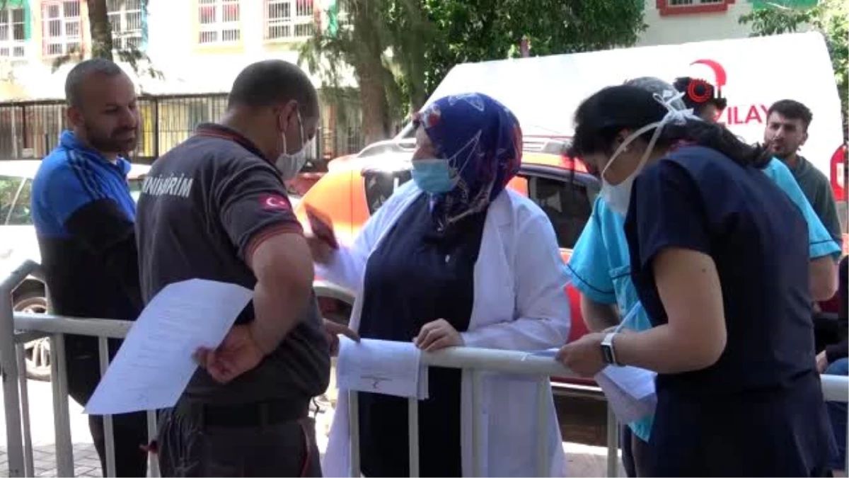 Adana\'da, kan stokları azalınca sağlık çalışanları kan bağışladı