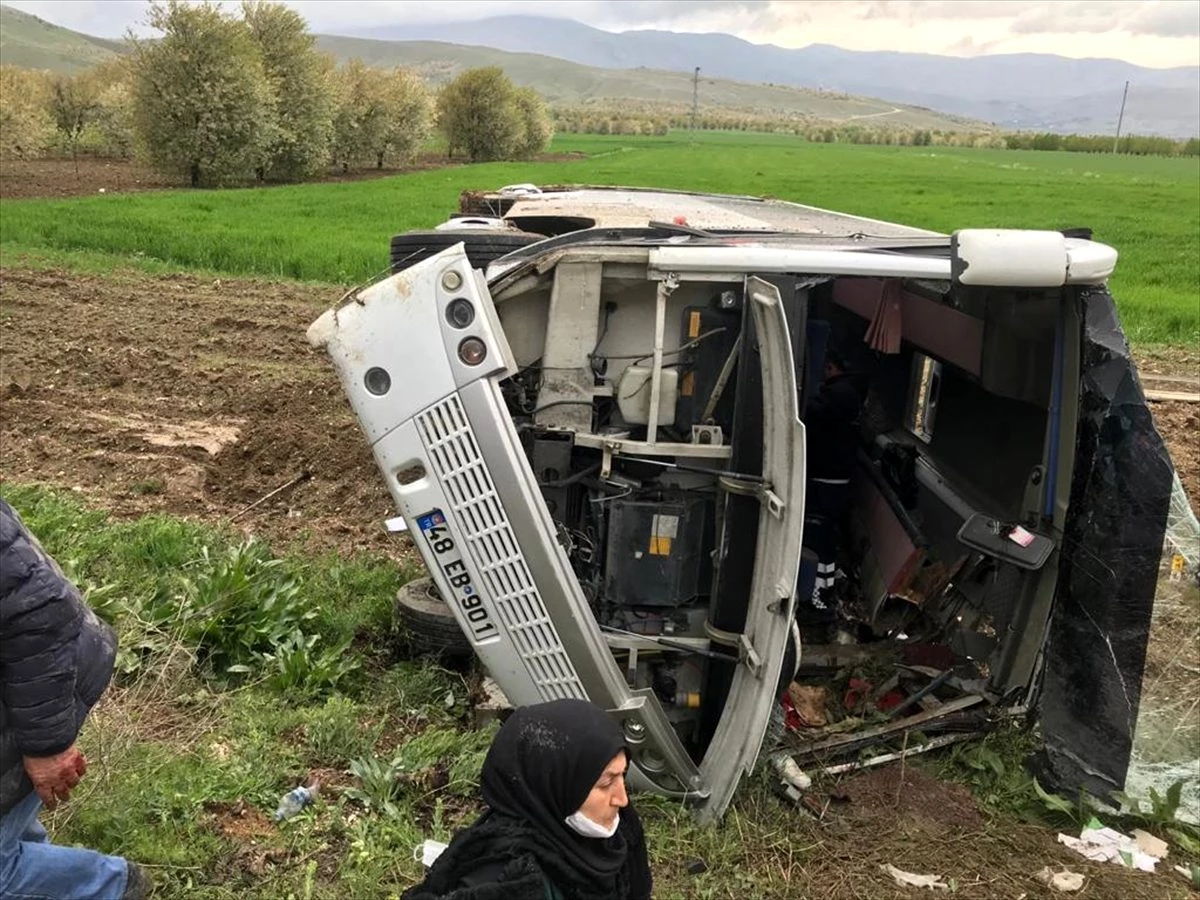 Afyonkarahisar\'da karantinadan çıkanları taşıyan otobüs devrildi: 16 yaralı