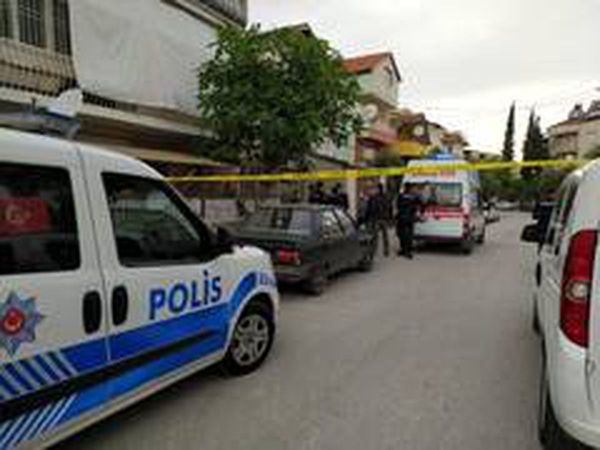 Bahçede ceset olduğunu gören bina sakinleri büyük şok yaşadı