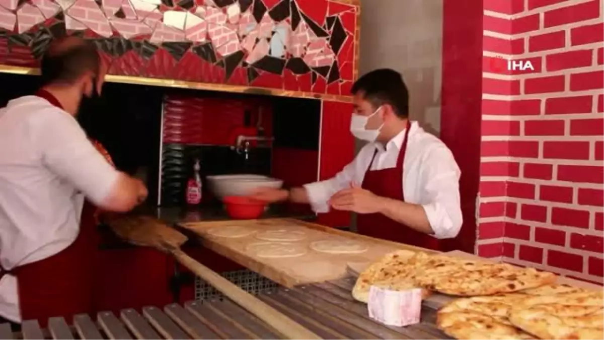 Başkan Çelik\'in ellerinden Ramazan pidesi