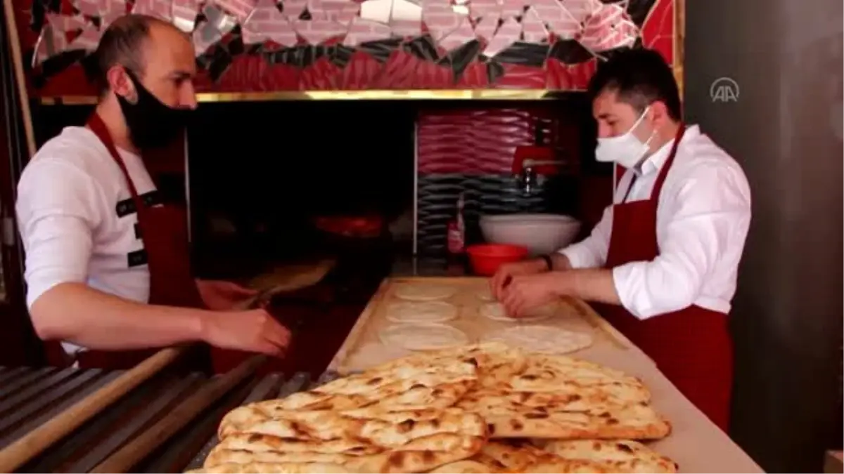 Belediye Başkanı, pide fırınında hamur hazırladı