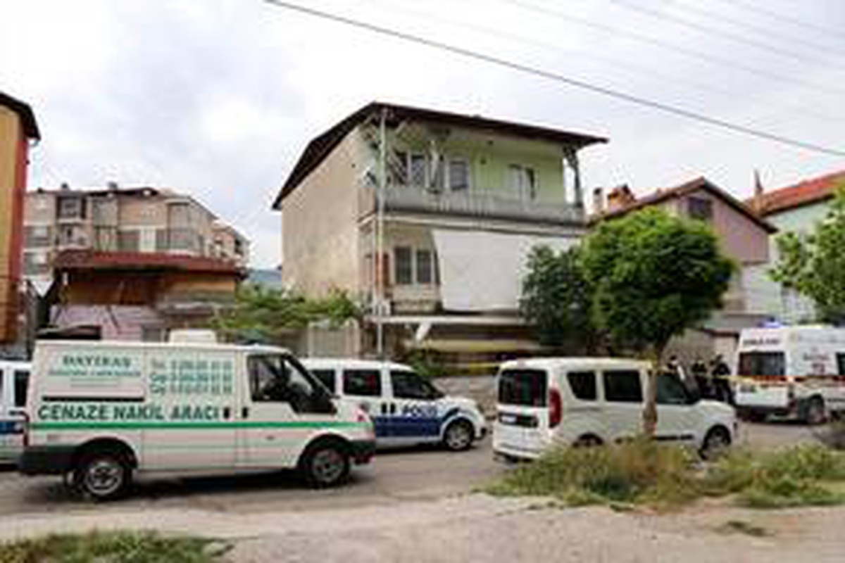 Denizli\'de bir kadın komşu apartmanın bahçesinde ölü bulundu