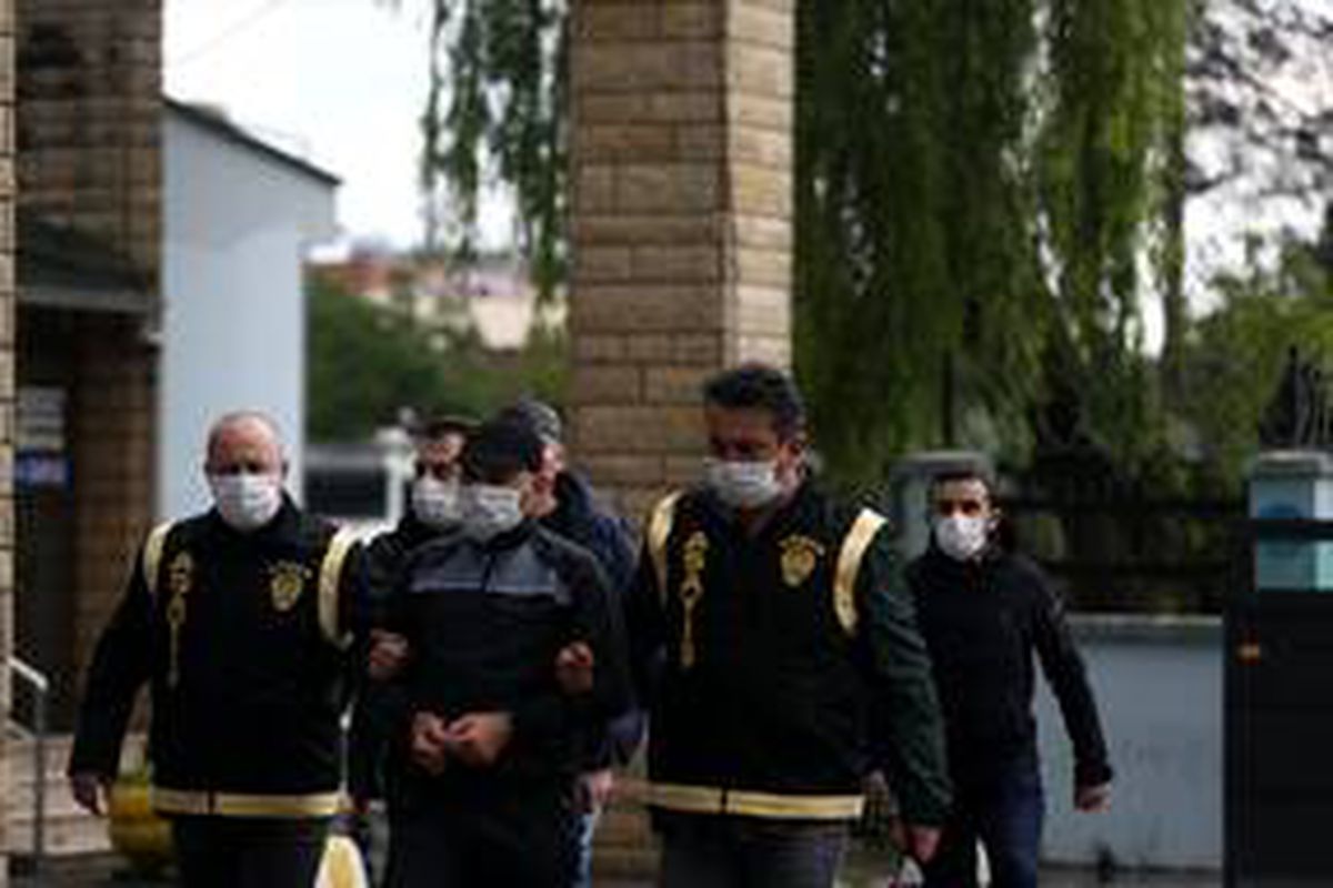 Düzce\'de iş vaadiyle kandırdığı yabancıları gasbeden kişi tutuklandı