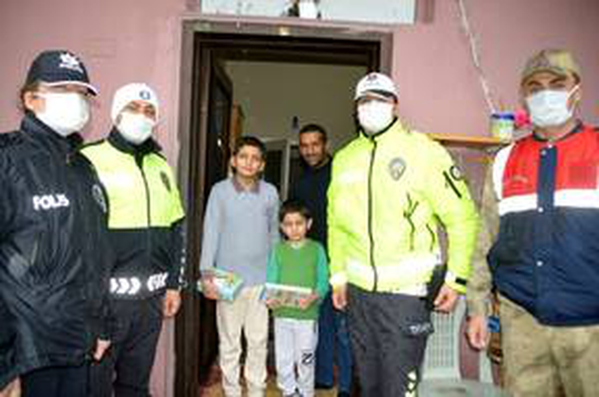 Eleşkirt\'te polis ve jandarmadan çocuklara sürpriz ziyaret