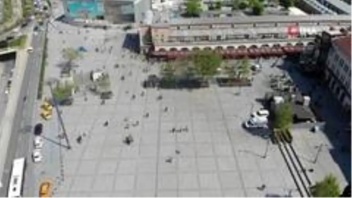 Eminönü Meydanı\'nda alışveriş yoğunluğu yaşandı