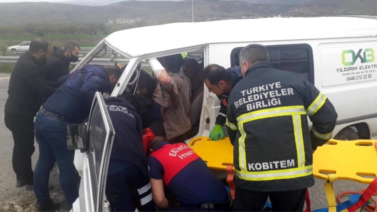Erzincan\'da kamyonet direğe çarptı: 1 yaralı