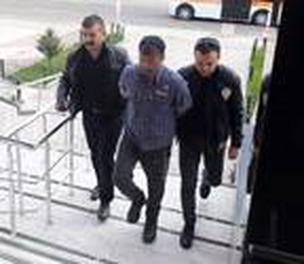 Eşini öldüren ve kızına cinsel istismarda bulunan sanığa, ağırlaştırılmış müebbet ve 30 yıl hapis