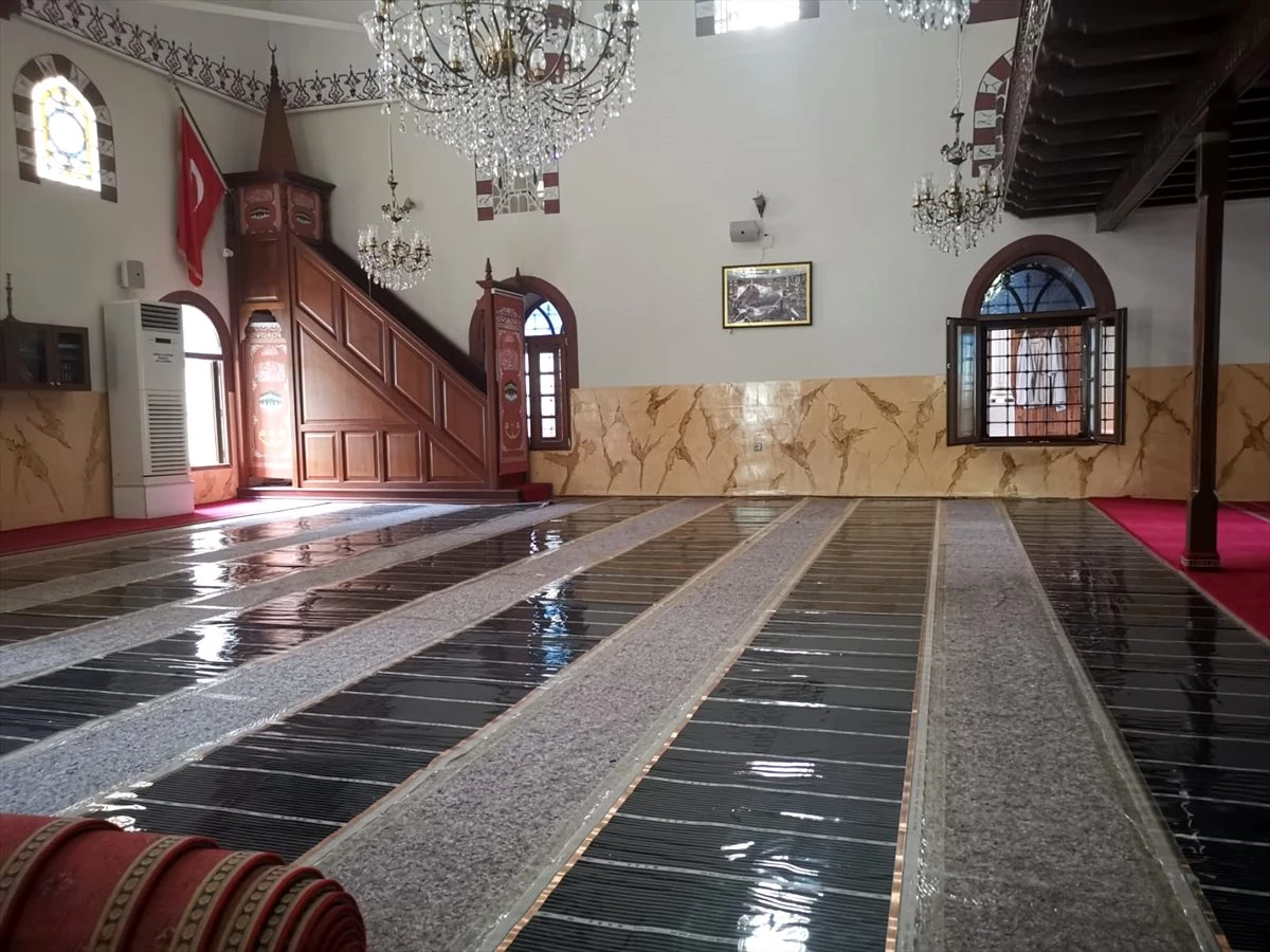 Gebze\'de bir hayırsever tarihi caminin iç mekan restorasyonunu yaptırdı