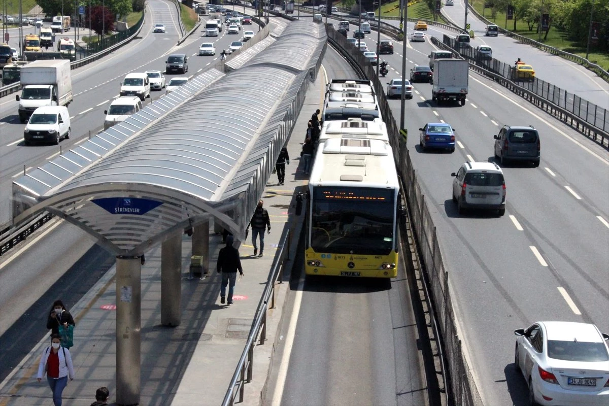 İstanbul\'da toplu taşımada yoğunluk gözlendi