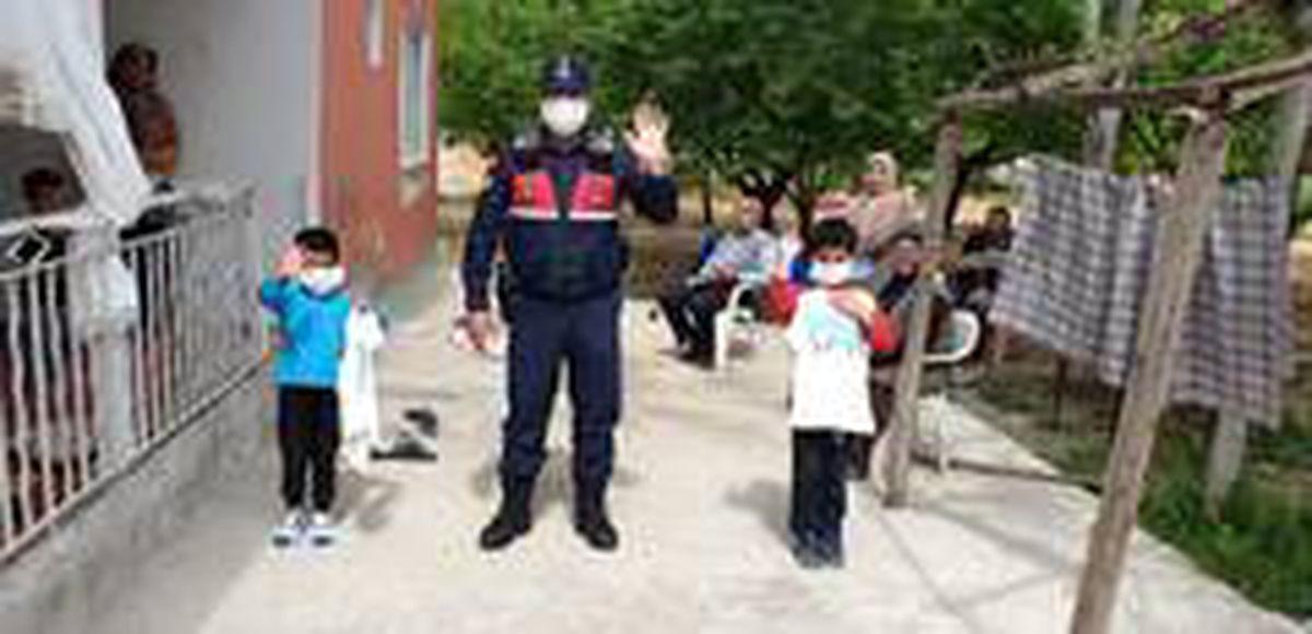 Jandarma\'dan evde kalan çocuklara hediye