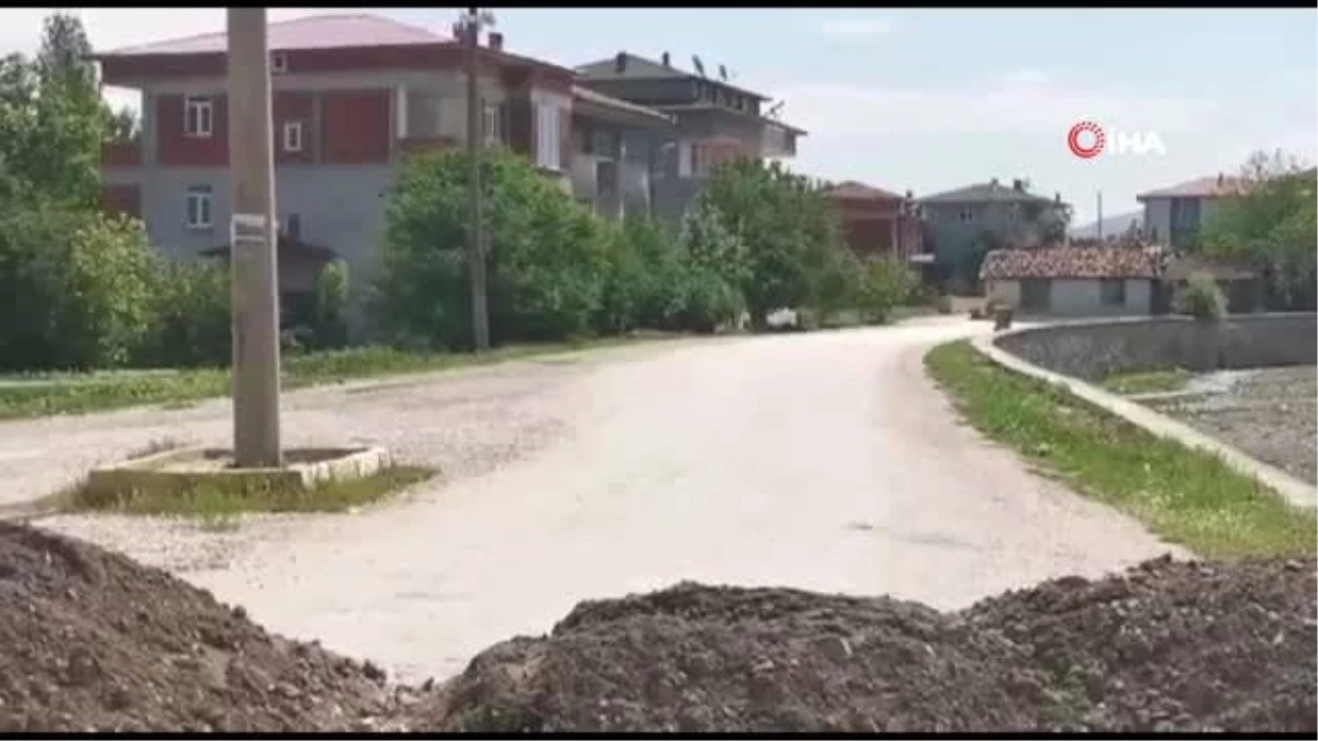 Karantinaya alınan mahallede yollar toprak yığınları ile kapatıldı