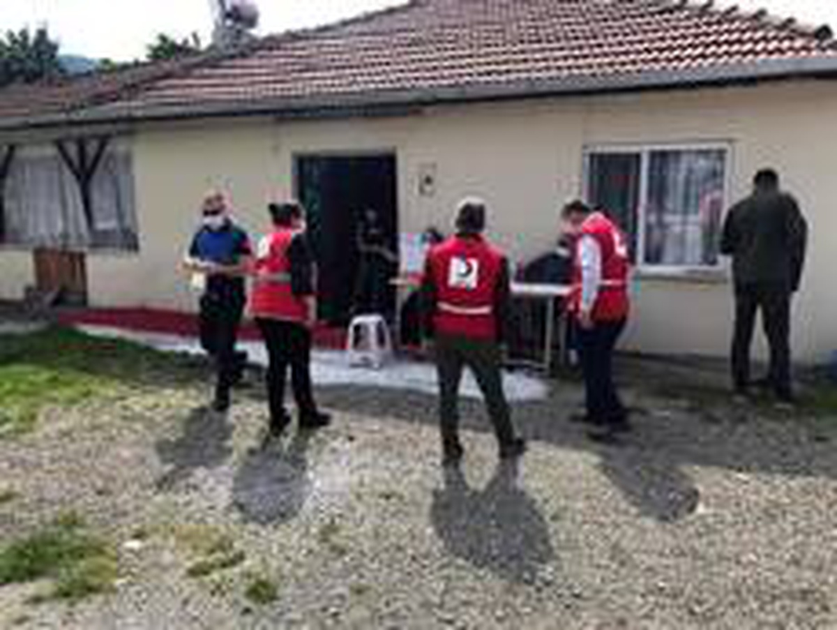 Kaynaşlı Belediyesi, Kızılay ile birlikte gıda kolisi dağıttı
