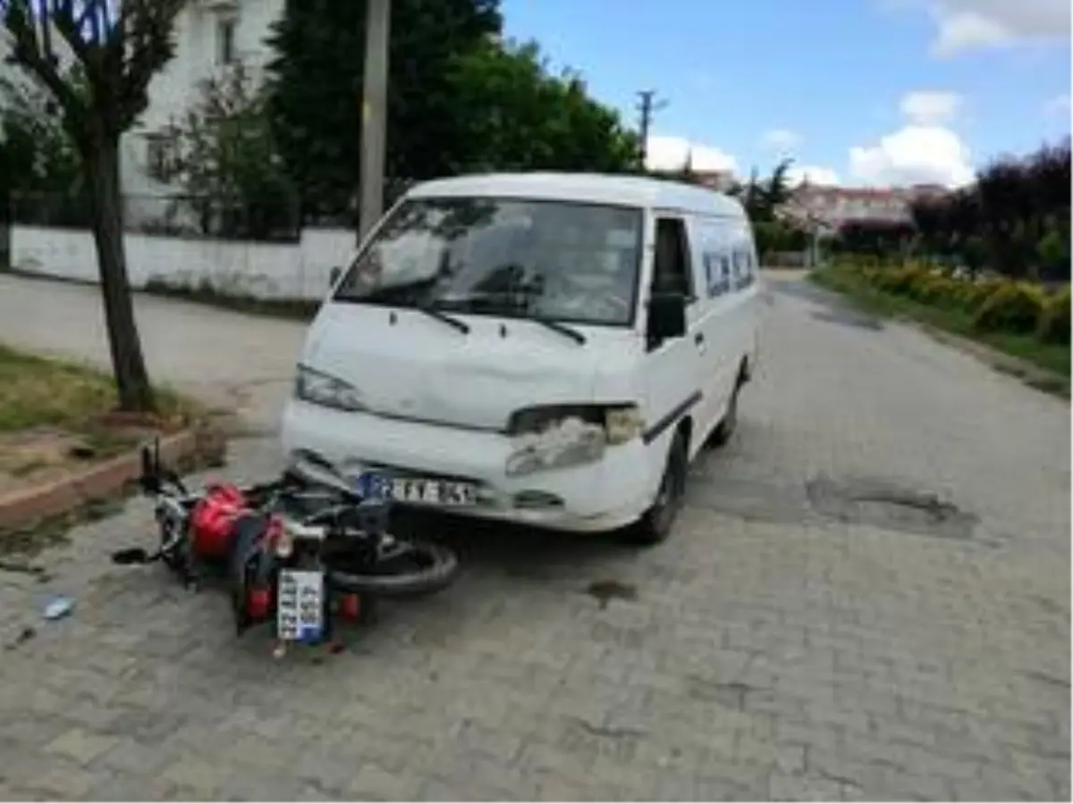 Keşan\'da kamyonetle motosikletin çarpışması sonucu 2 kişi yaralandı