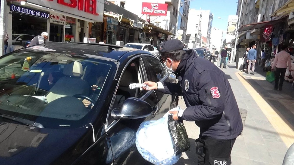 Kilis\'te polis uyarılarda bulunduğu sürücülere maske dağıttı