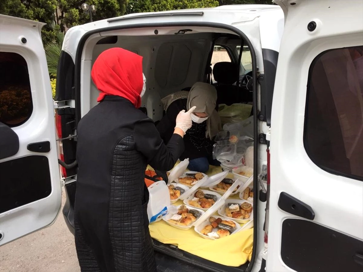 Kocaeli\'nde ortaokul öğrencilerinin annelerinden sağlık çalışanlarına ev yemeği ikramı