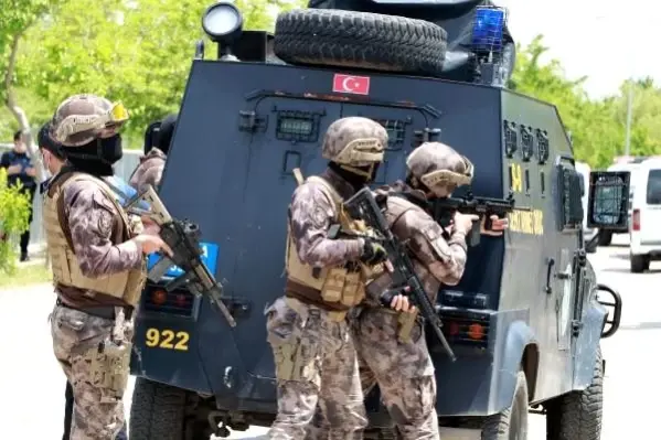 “Komando dede“ olarak tanınan emekli öğretmen, havaya ateş açıp polise