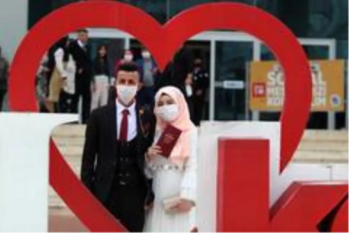 Korona virüs yasağına takılan 19 yaşındaki gelin özel izinle dünya evine girdi