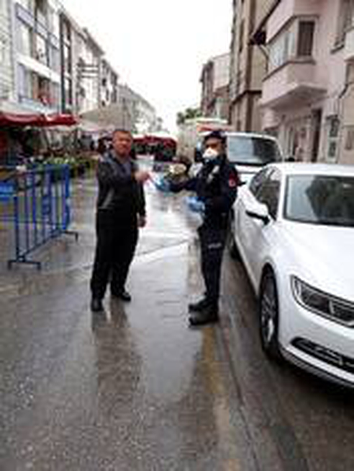 Mahalle pazarında vatandaşlara maskeleri dağıtıldı