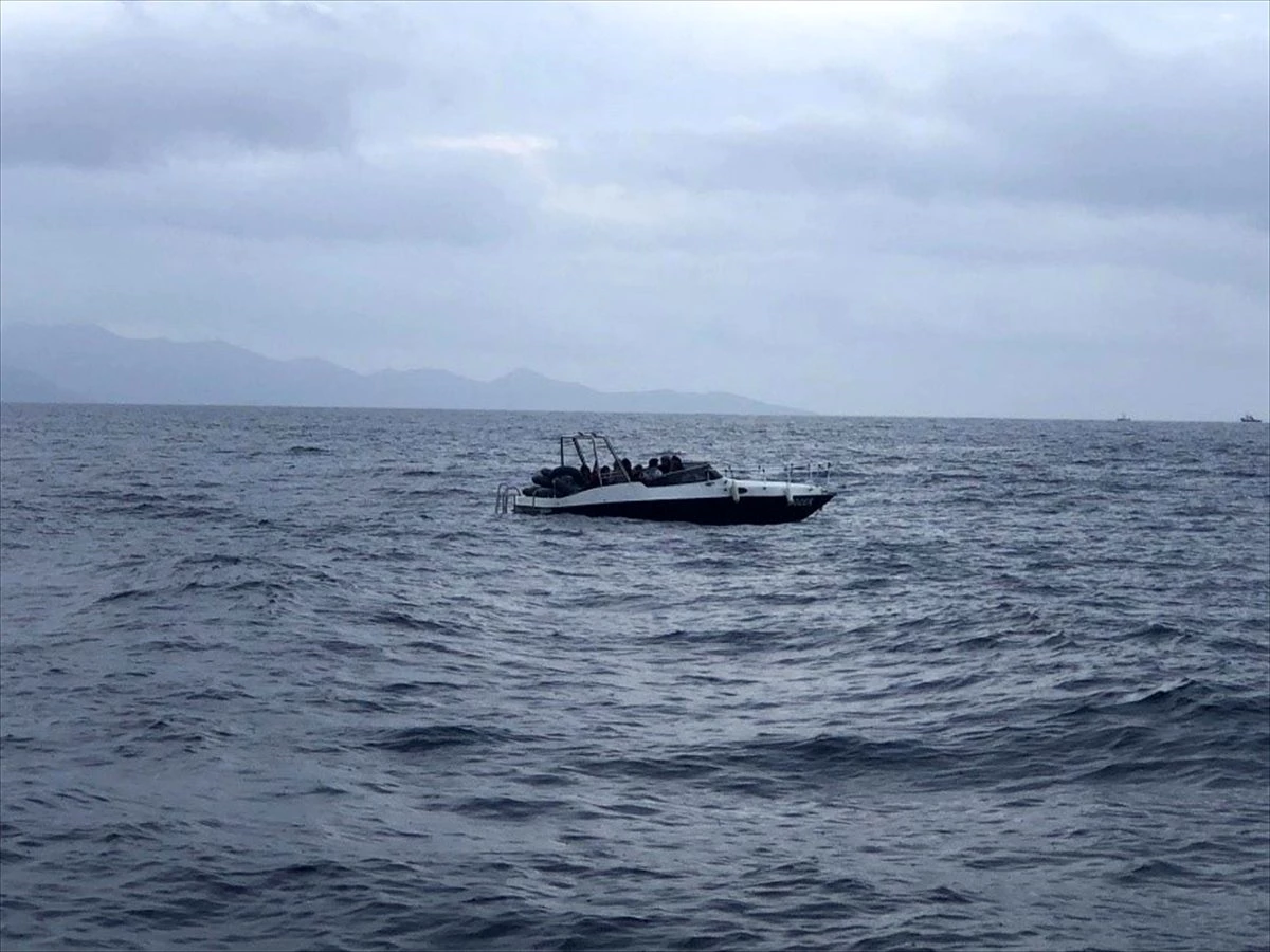 Muğla\'da Türk kara sularına itilen fiber teknedeki 26 sığınmacı kurtarıldı