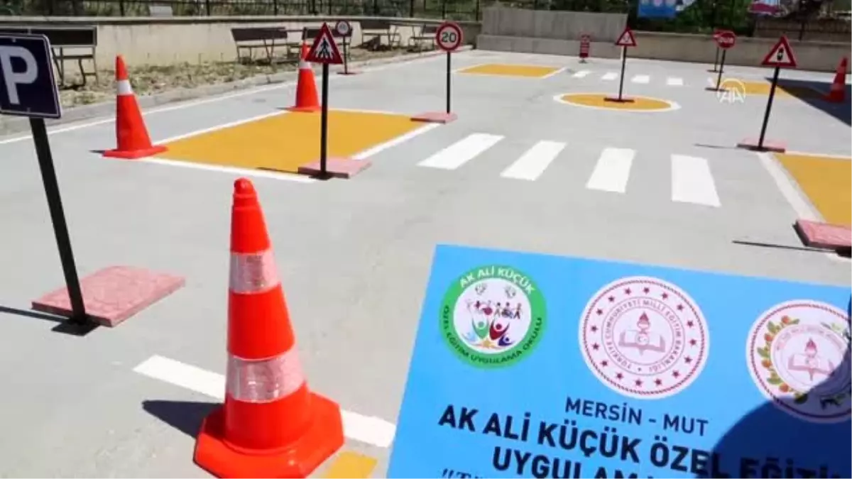 Özel eğitim kurumunun bahçesine trafik parkı yapıldı