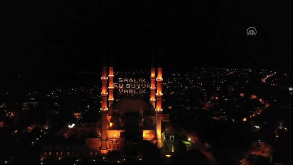 Selimiye Camisi\'ne "Sağlık En Büyük Varlık" yazılı mahya asıldı
